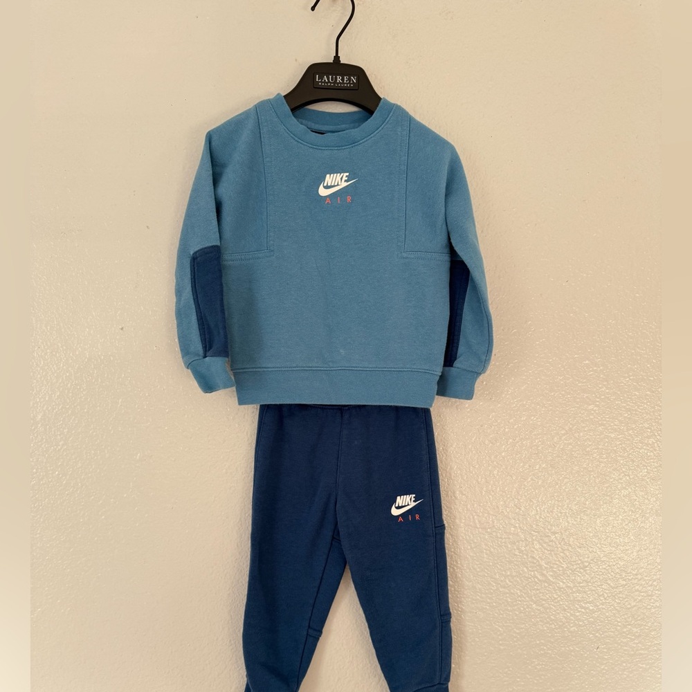 Nike Toddler Boy Sweatshirt and Sweatpants Set Size: 2T